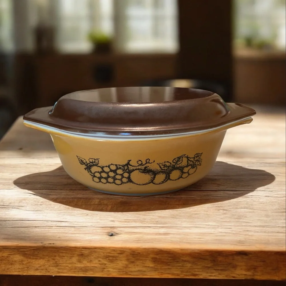 Vintage Pyrex 043 1.5 Qt Old Orchard Fruit Tan‎ Casserole Dish with Brown Lid